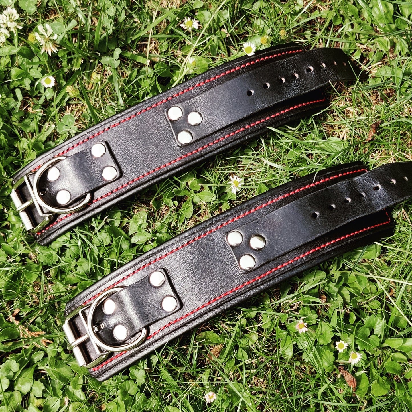 Kožená pouta LUX červeně prošitá