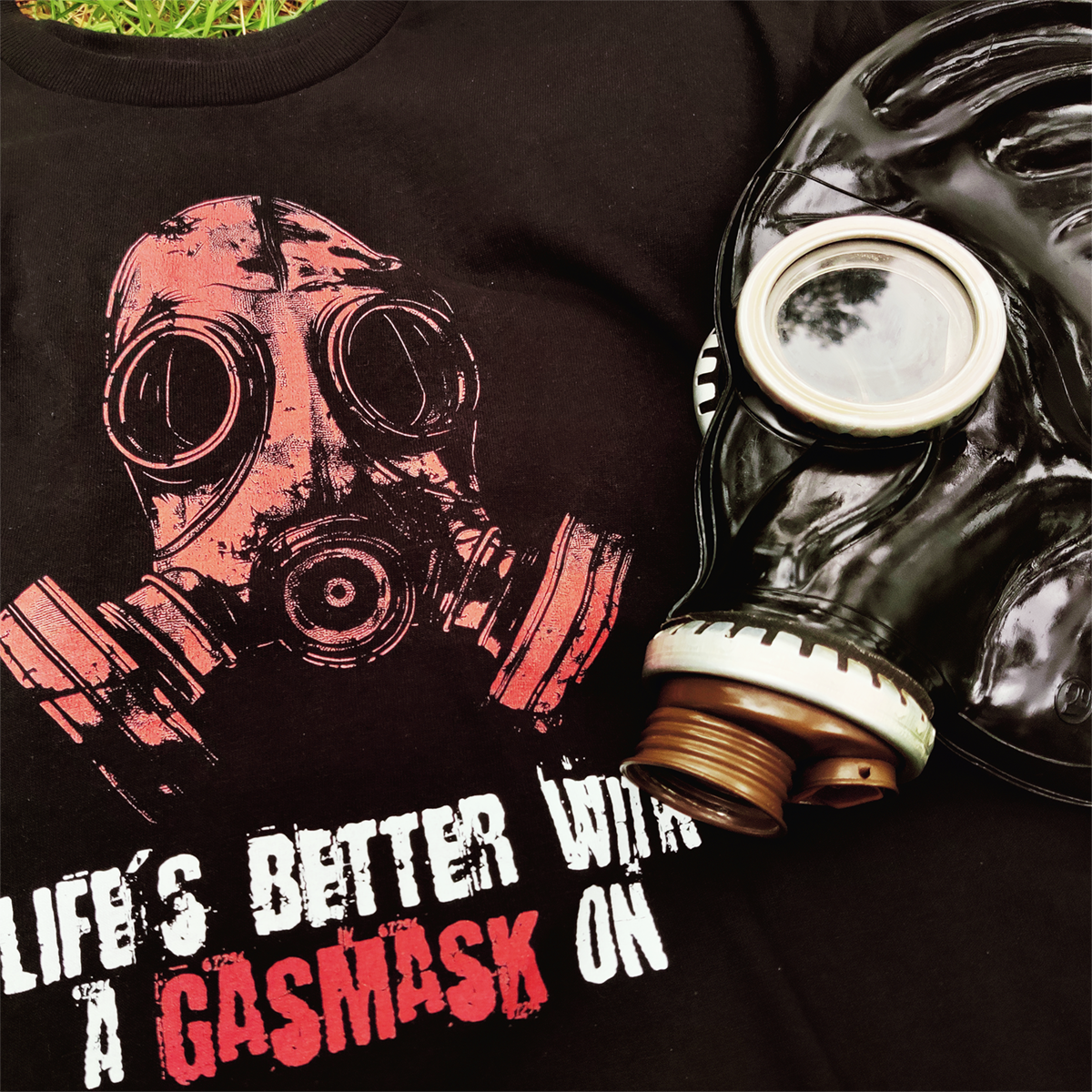 Unisex triko - Life is better with a gasmask on v červené